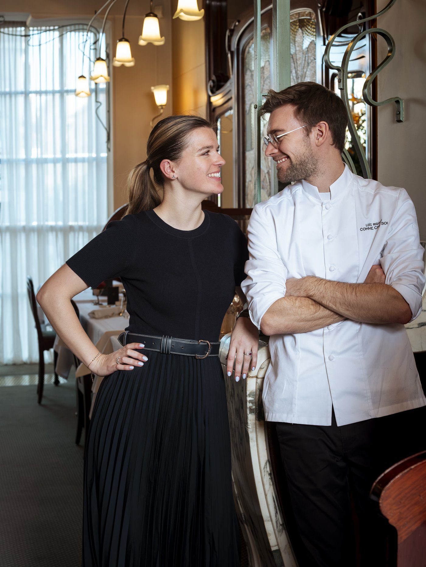 Loïc Rigolet en veste de chef et Victoria dans la salle du Comme chez Soi
