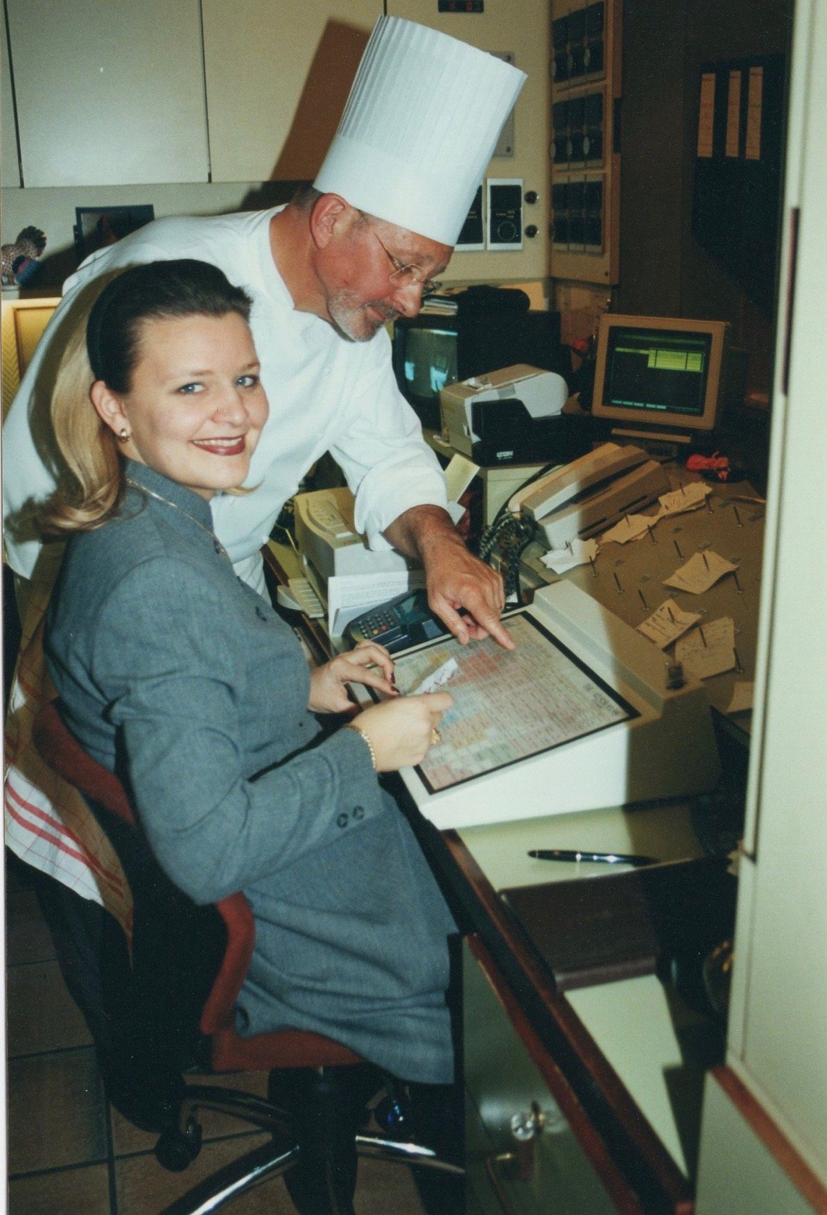 Photo d'archives de Pierre Wynants en toque au bureau du restaurant