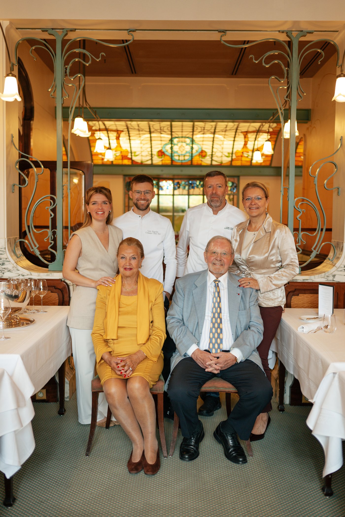 La famille Wynants-Rigolet réunie dans la salle Art nouveau du Comme chez Soi