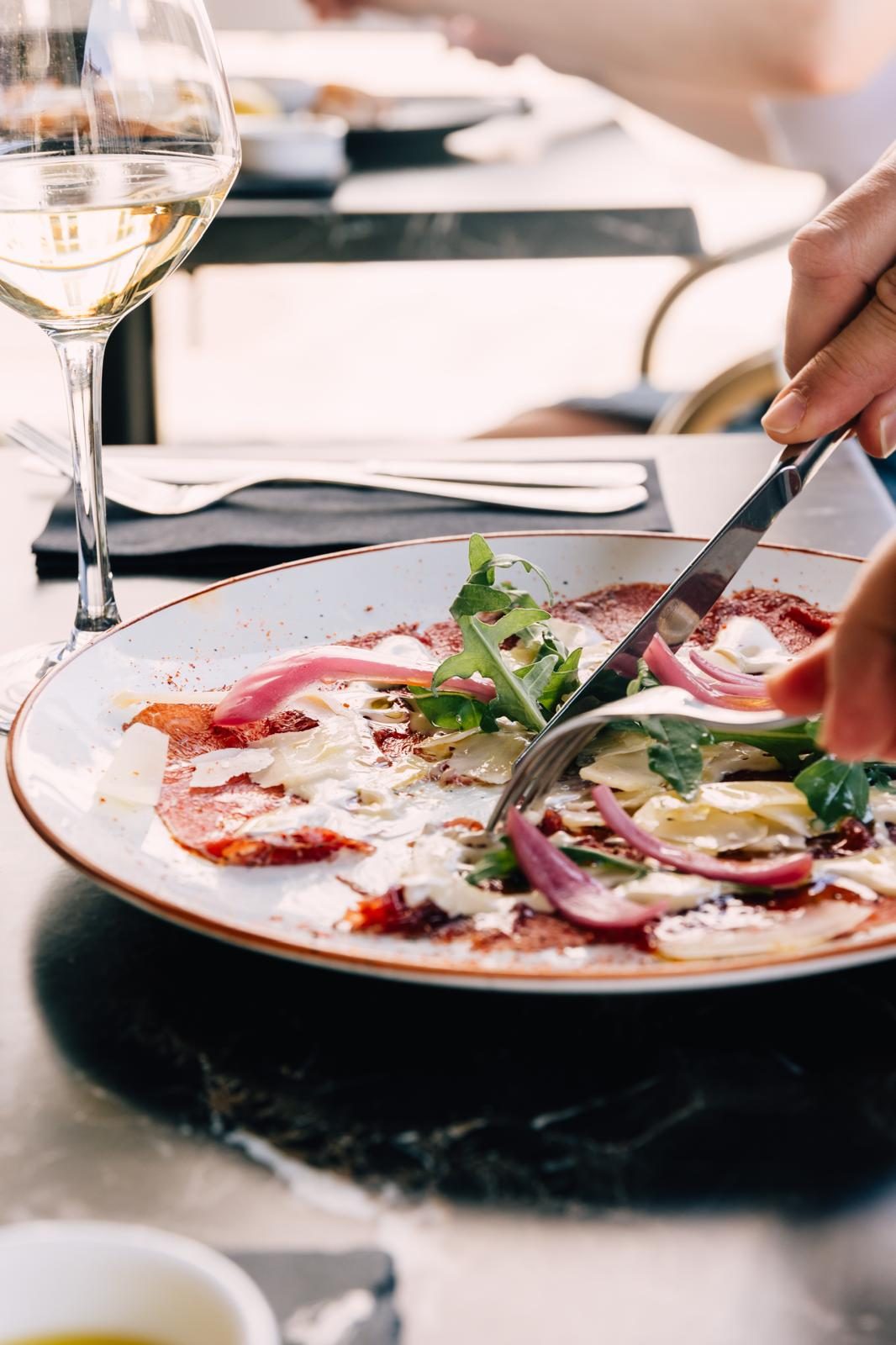 Carpaccio de bœuf Holstein sauce cipriani chez Crush à Bruxelles