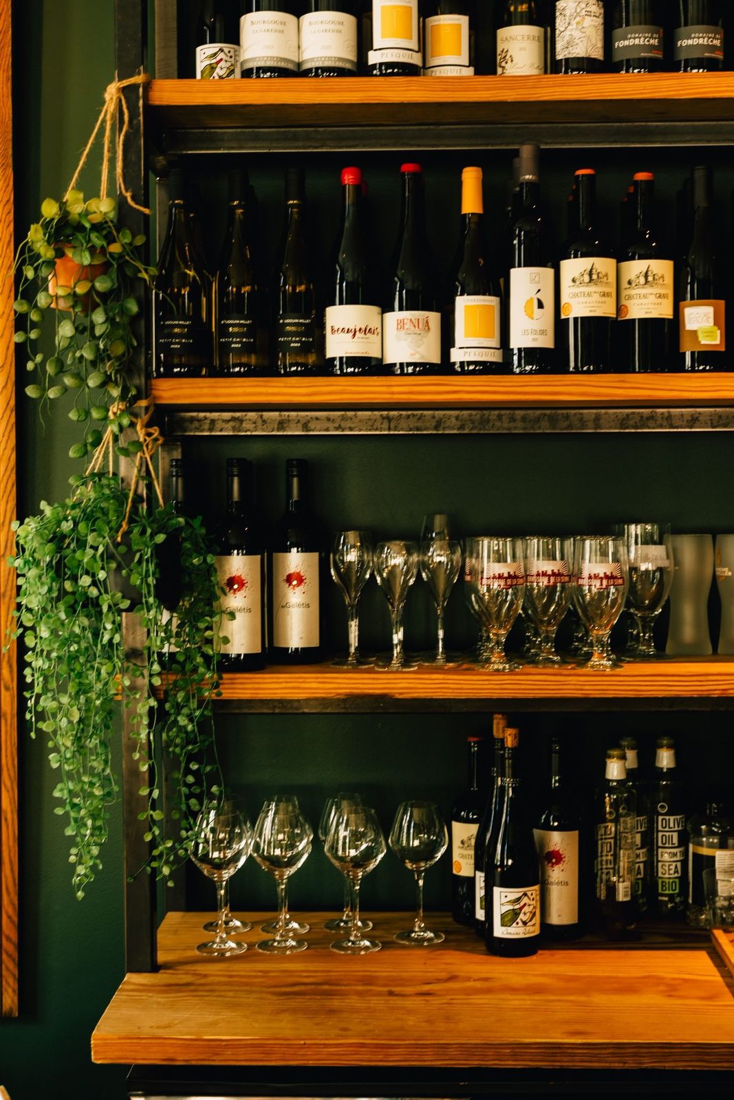 Étagère de bouteilles de vin sur le mur vert de Crush