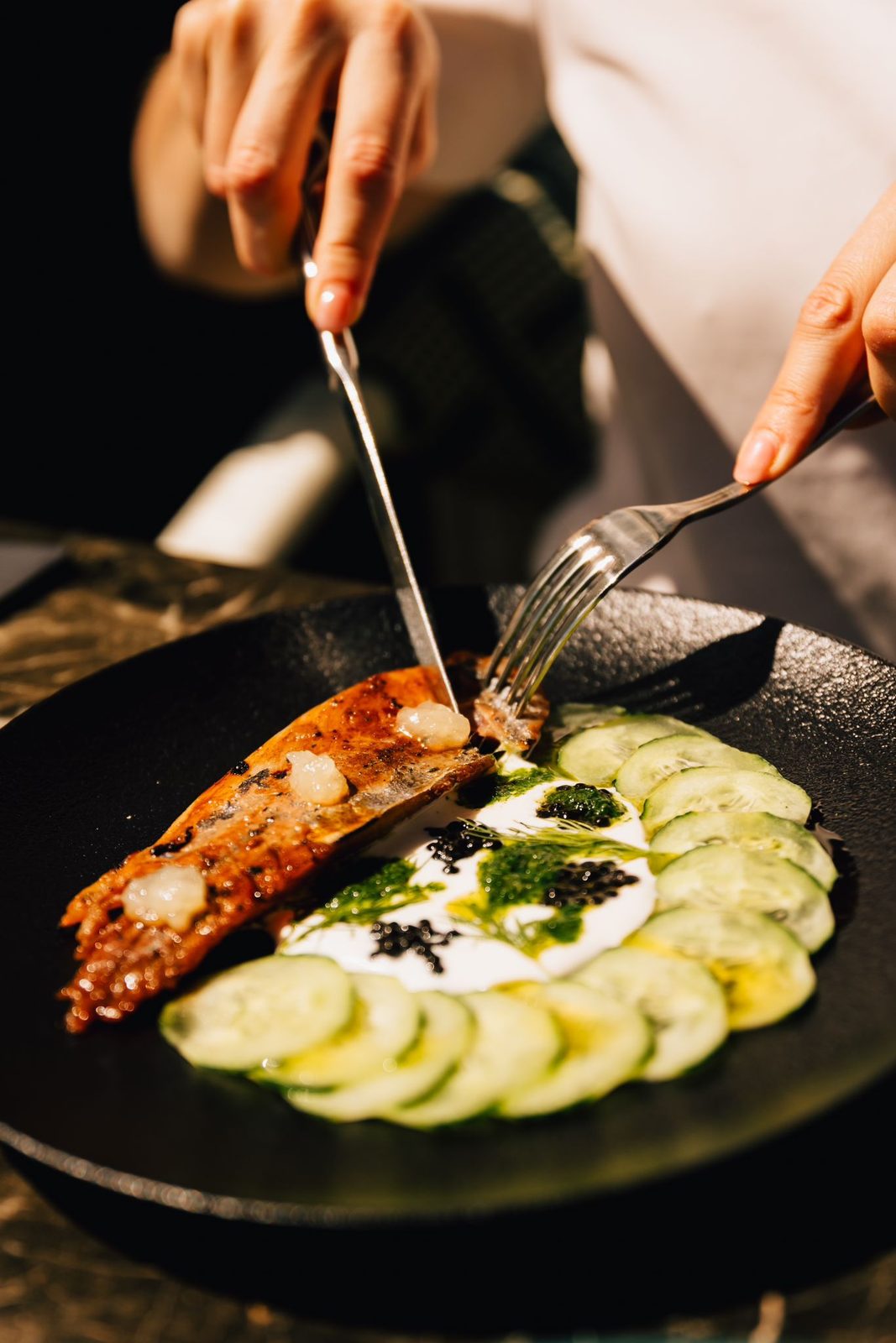 Poisson rôti et fines tranches de courgettes dans une assiette de Crush