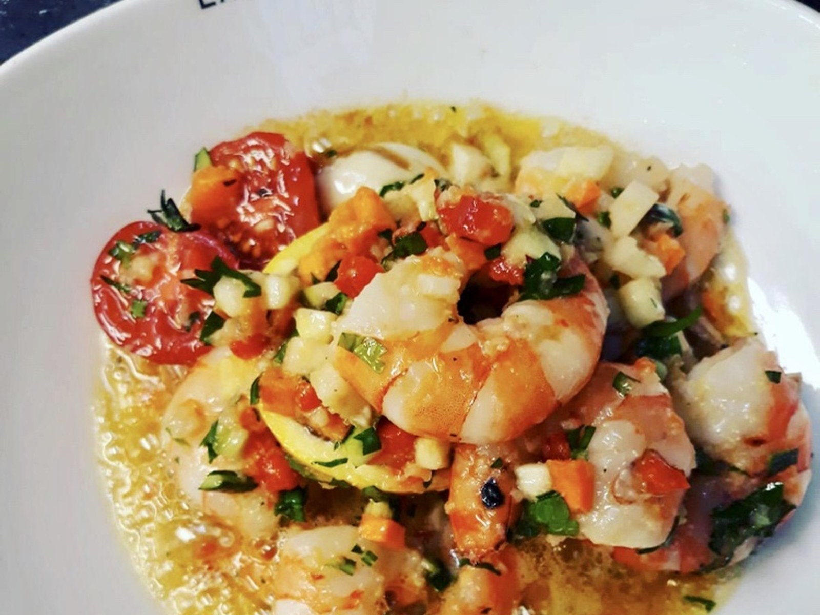 Assiette de gambas aux tomates cerises et courgettes signée La Cueva de Castilla