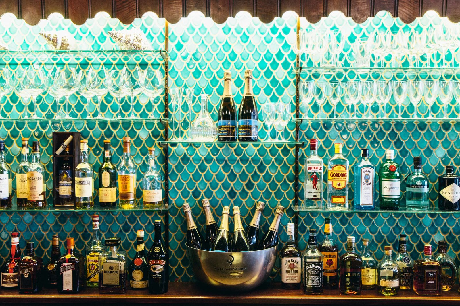 Le bar aux mosaïques turquoise de L'Écailler du Palais Royal