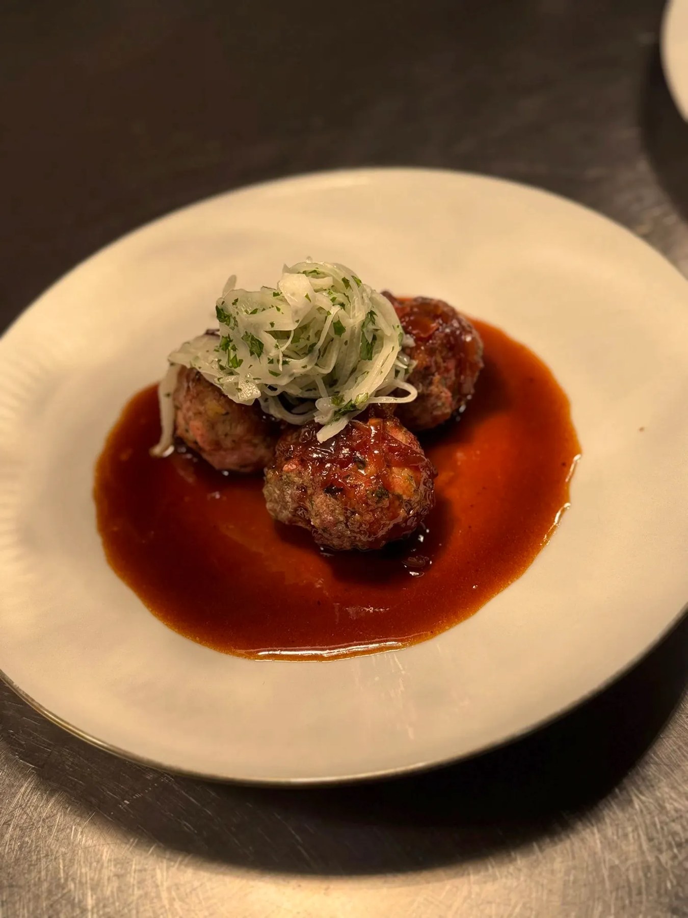 Boulettes en sauce tomate et fenouil ciselé à L'Entrée des Artistes