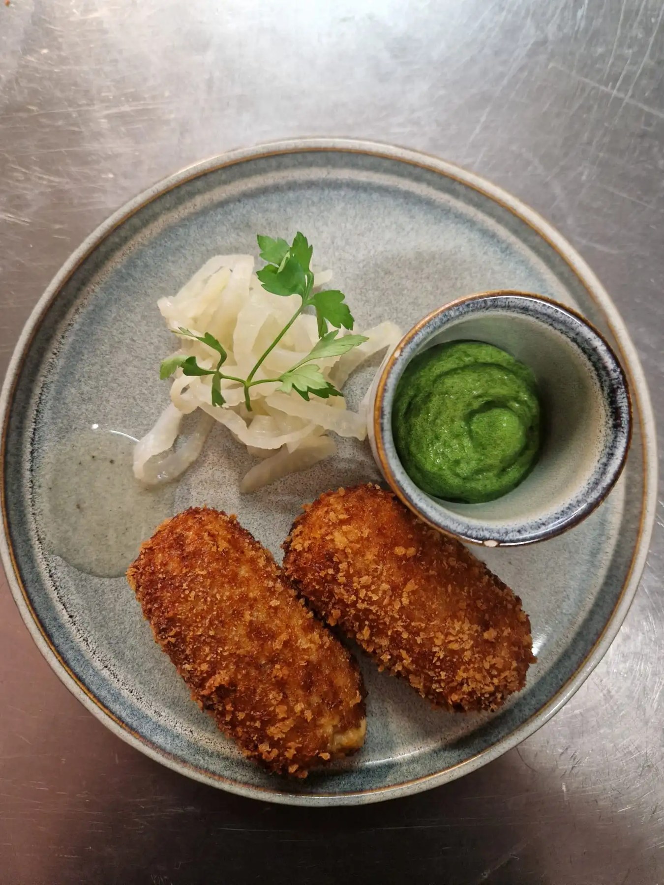 Croquettes de crevettes servies avec une sauce verte à L'Entrée des Artistes