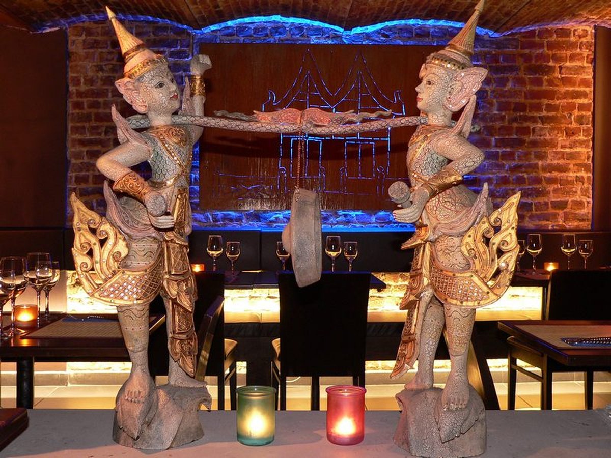 Statues thaïes en bois sculpté posées au bar de Fanny Thai