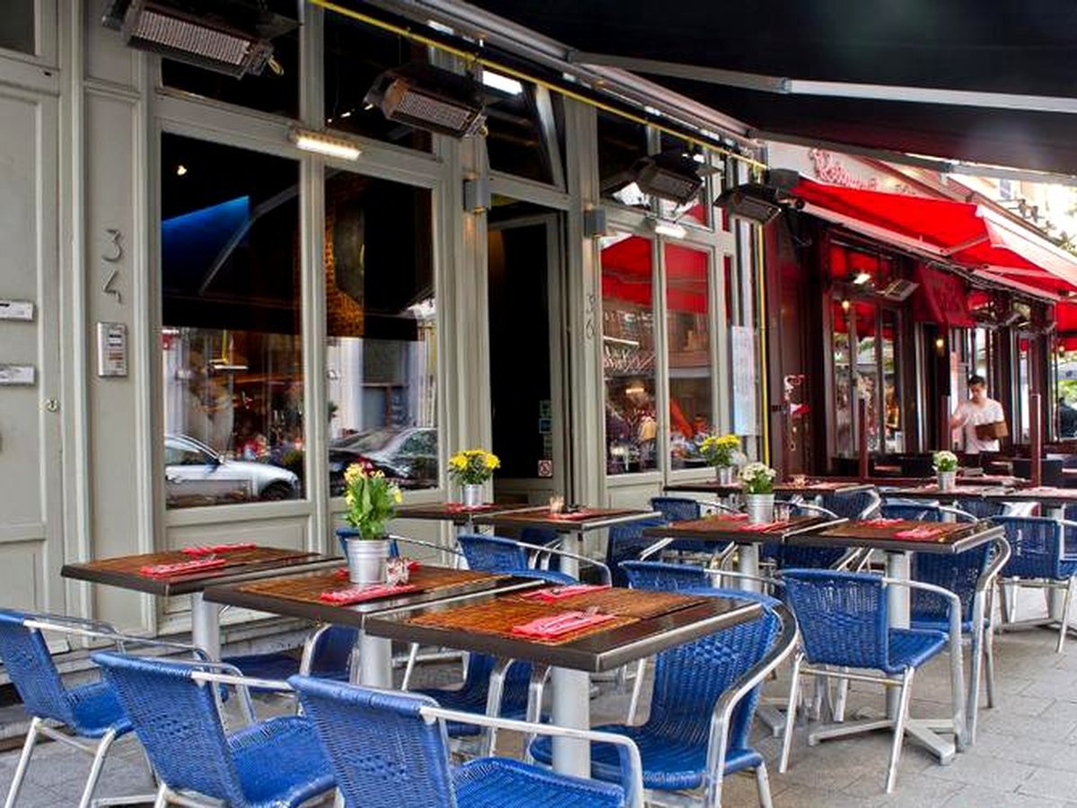 Terrasse aux chaises bleues de Fanny Thai rue Jules Van Praet