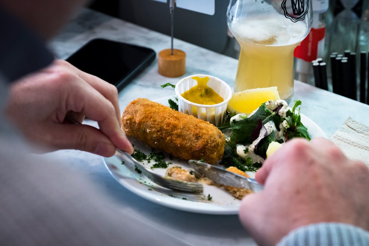 Assiette de croquettes, salade et persil frit chez Fernand Obb