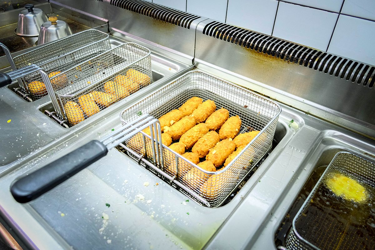 Croquettes en cuisson dans la friteuse de l'atelier Fernand Obb
