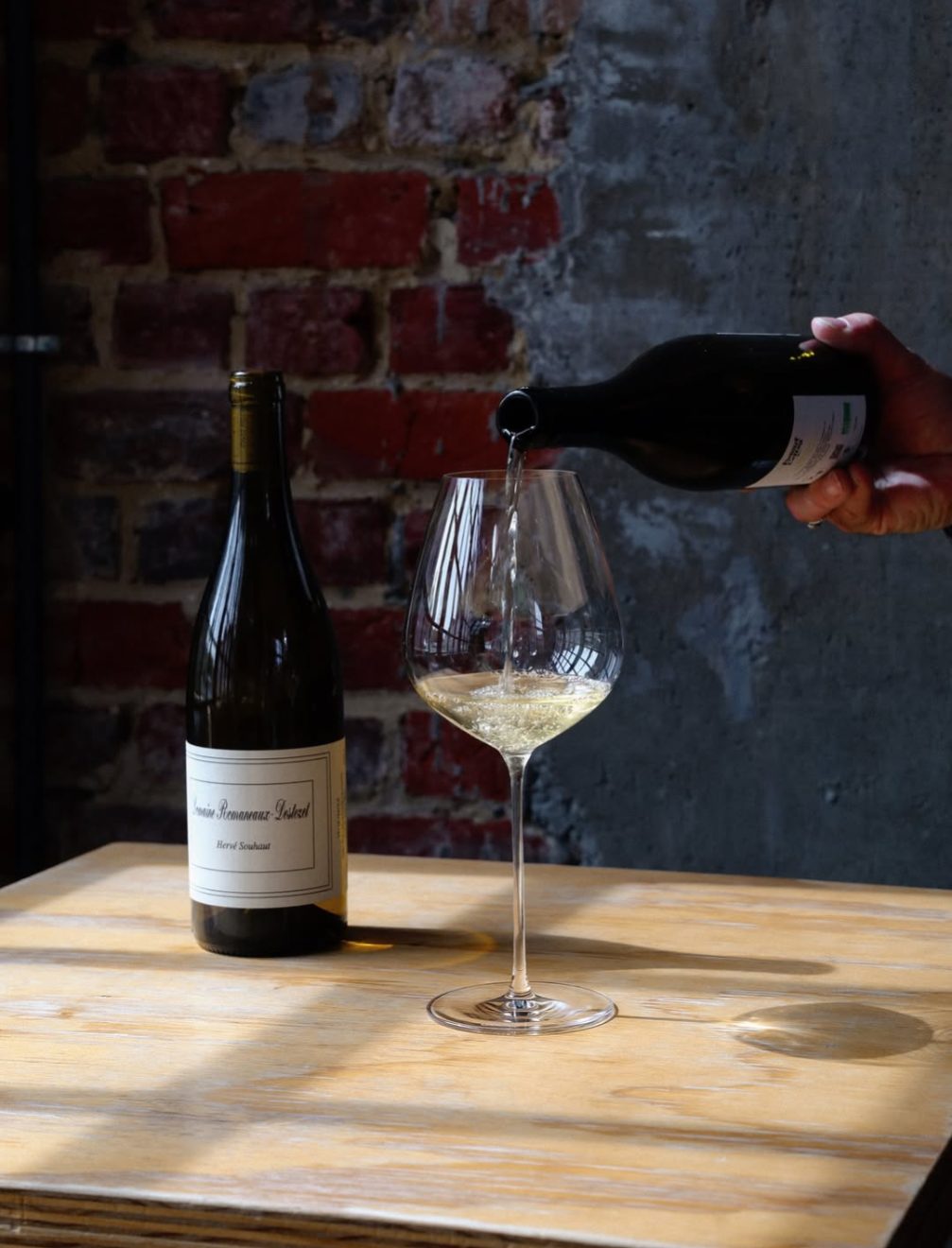 Verre de vin nature servi au restaurant Flâne