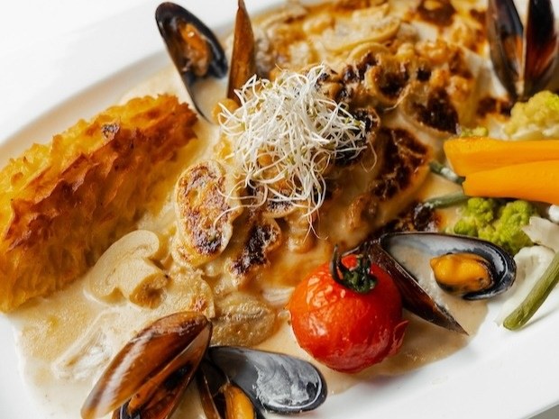 Assiette de fruits de mer gratinée servie au Restaurant François à Bruxelles