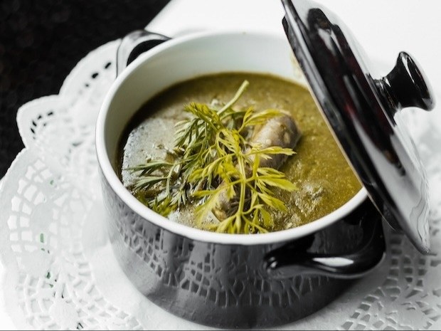 Cassolette d'anguilles au vert, herbes fraîches, au Restaurant François à Bruxelles
