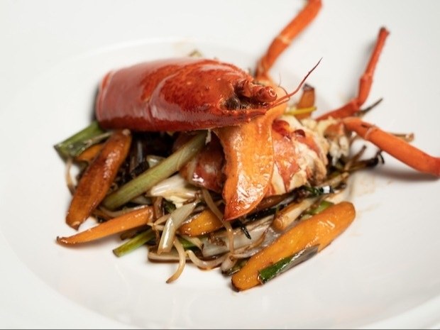 Homard accompagné de légumes de saison au Restaurant François à Bruxelles
