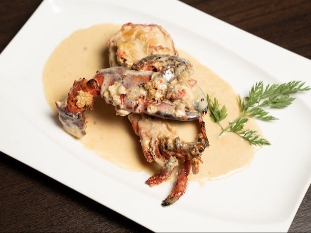 Homard servi en sauce crémeuse au Restaurant François, Quai aux Briques
