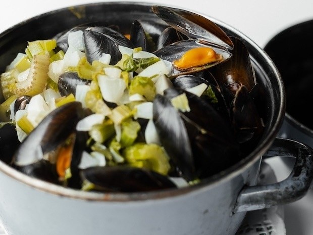 Casserole de moules marinière servies au Restaurant François à Bruxelles