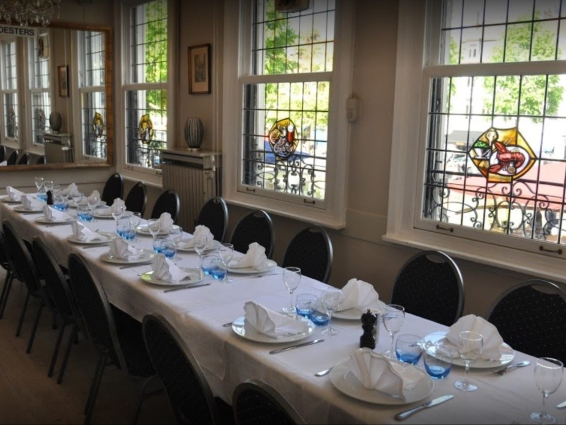 Grande table dressée dans la salle de banquets du Restaurant François, au premier étage