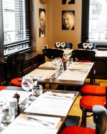 Coin de salle du Restaurant François avec banquettes et portraits au mur