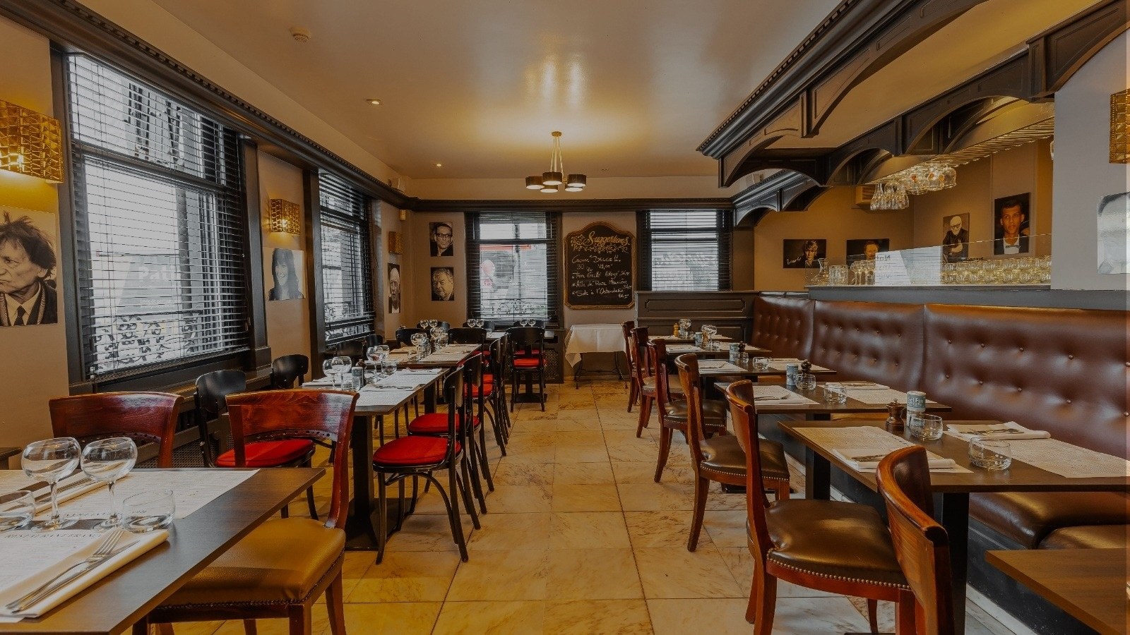 Salle du Restaurant François à Bruxelles, tables dressées de nappes blanches