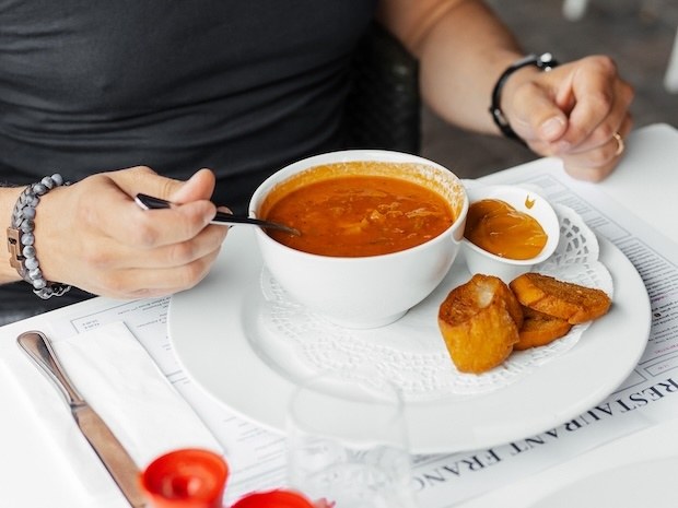 Soupe de poissons avec rouille et croûtons servie au Restaurant François à Bruxelles