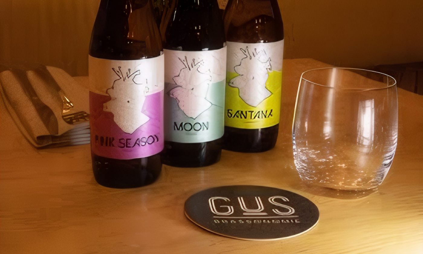 Trois bouteilles de bière artisanale posées sur une table chez GUS