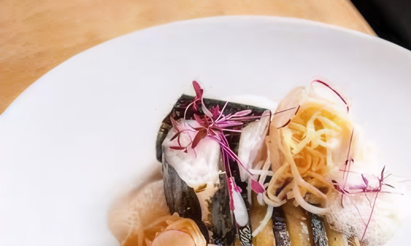 Plat de poisson mariné aux herbes servi dans une assiette blanche chez GUS