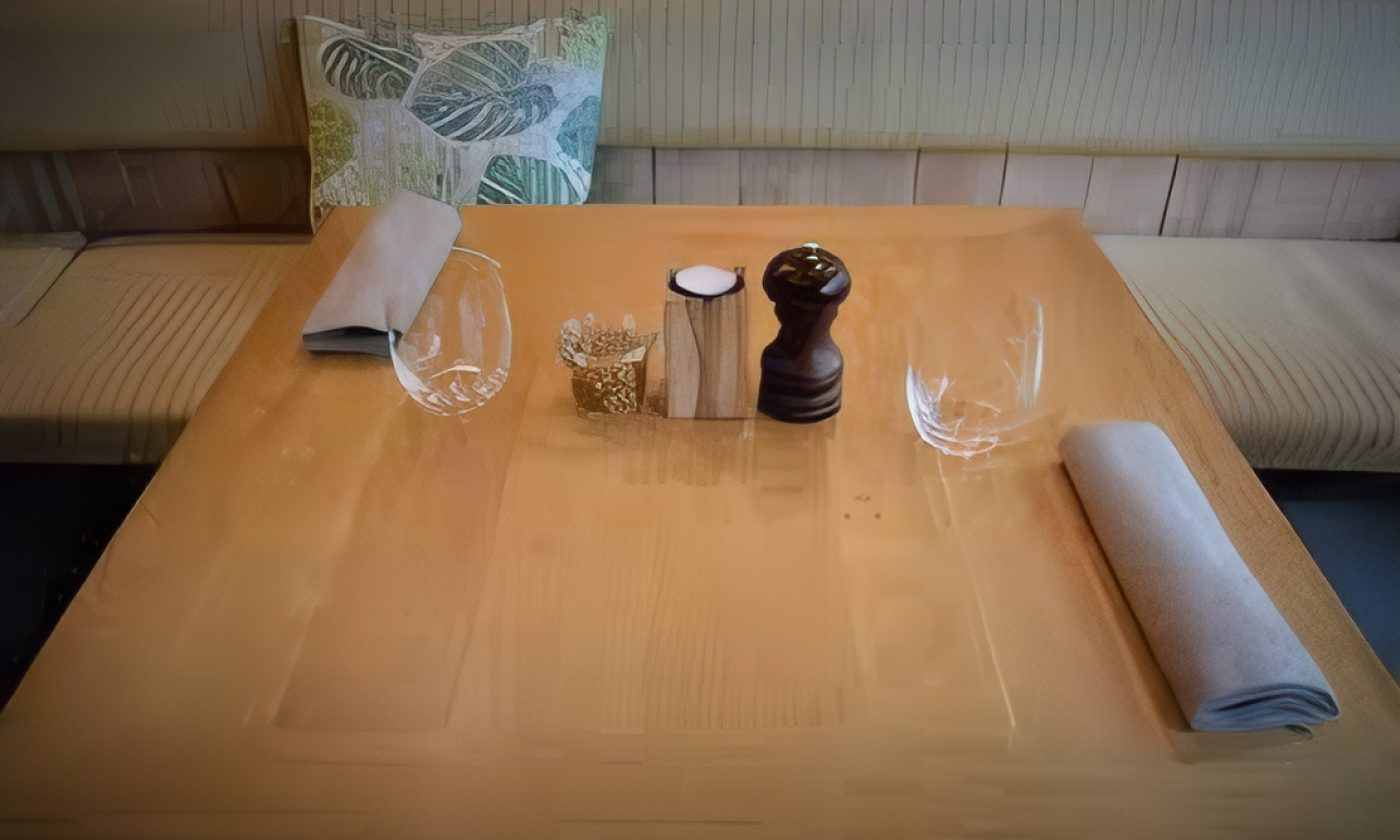 Table dressée avec banquette dans la salle du restaurant GUS à Bruxelles
