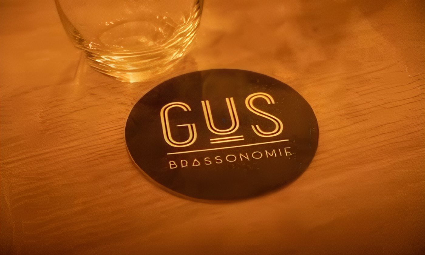 Sous-bock GUS Brassonomie posé sur une table en bois
