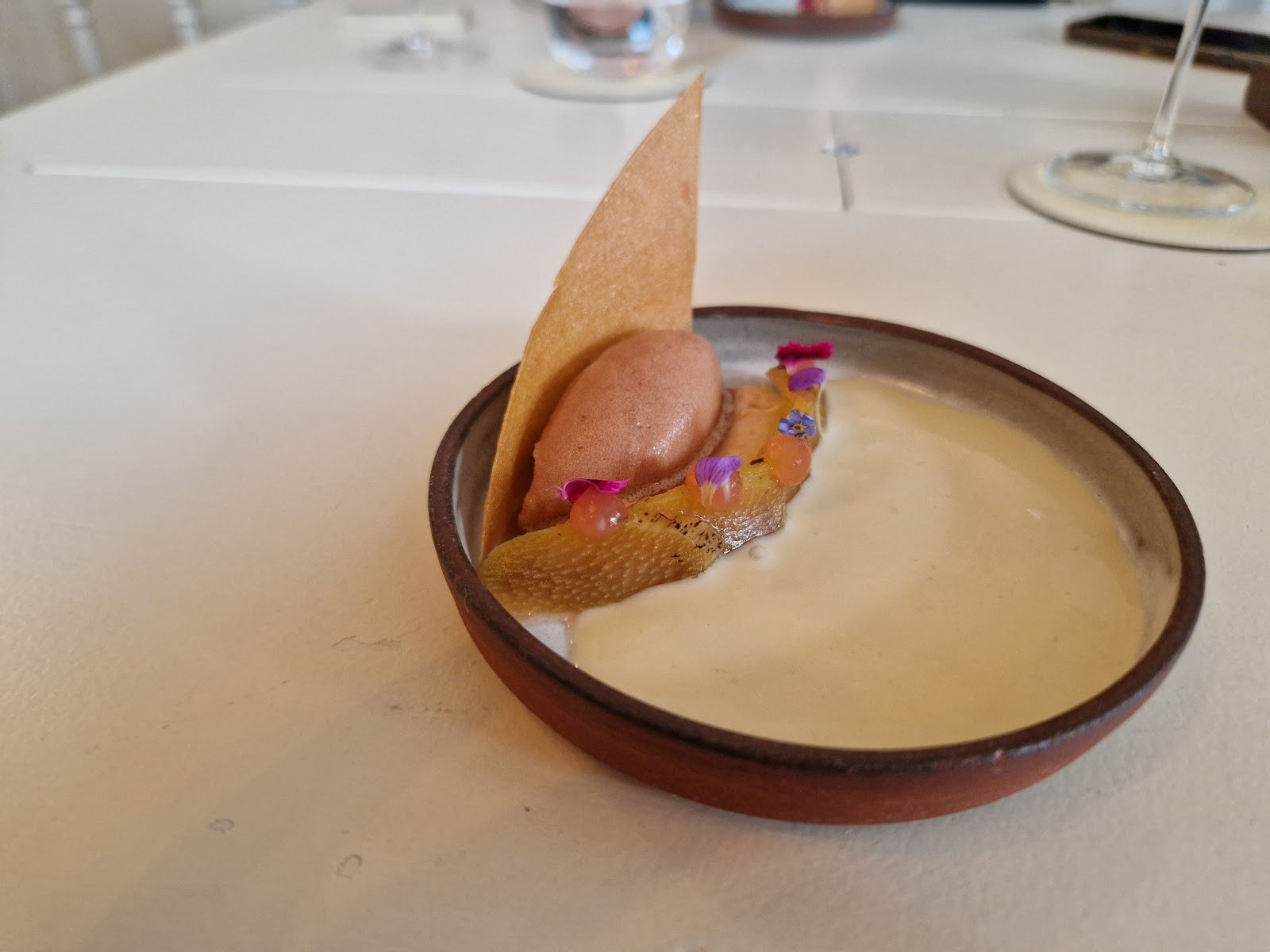 Assiette végétale du menu dégustation de humus x hortense à Bruxelles