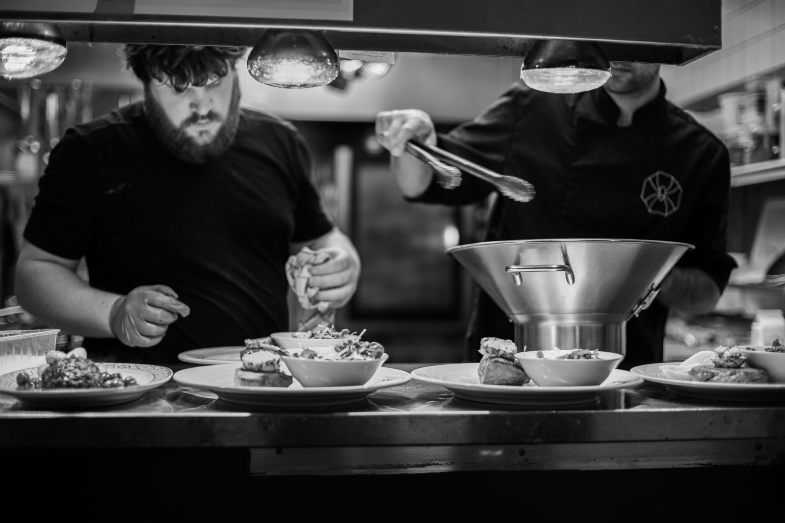 Passe de la cuisine In 't Spinnekopke pendant le service