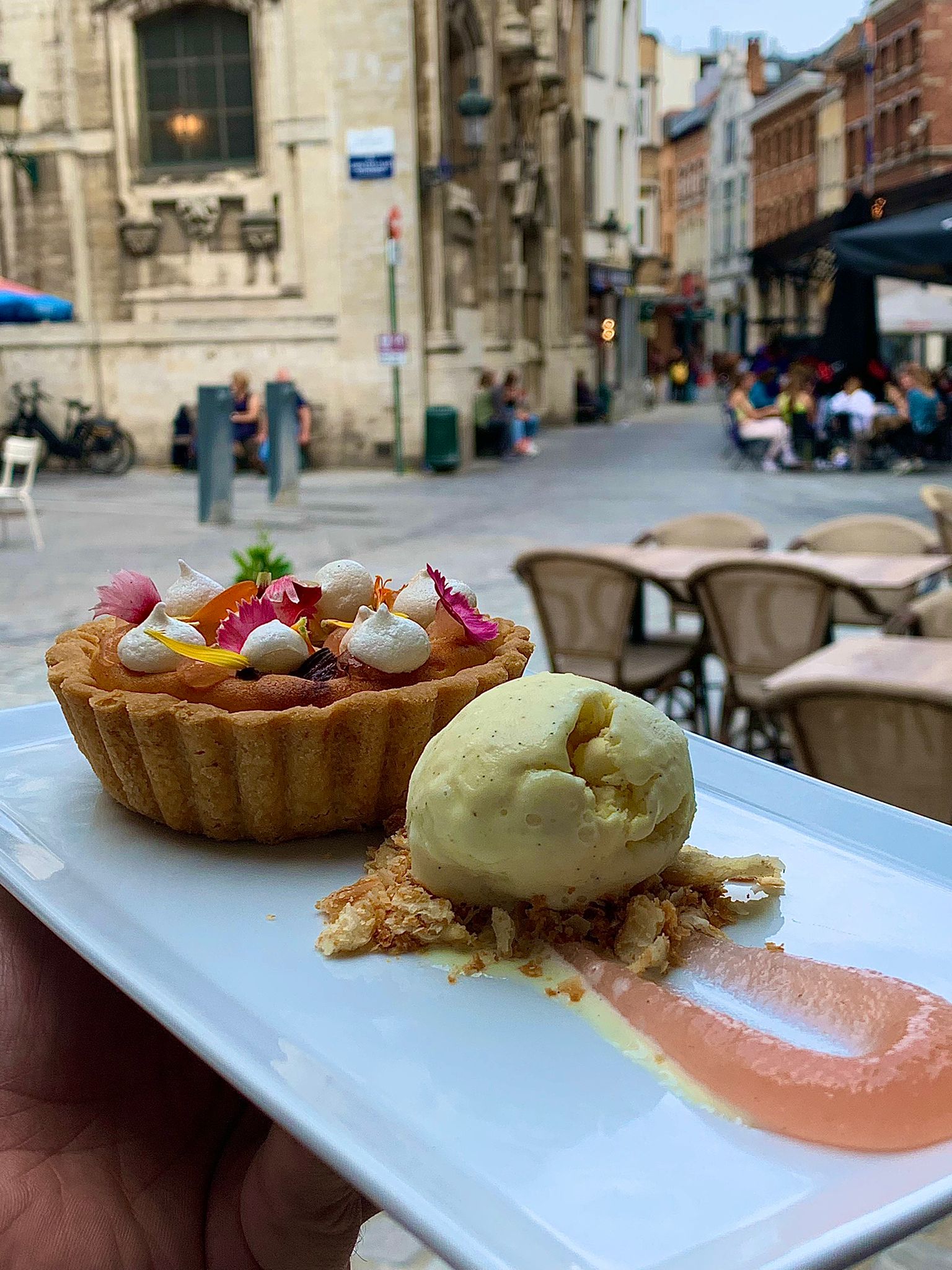 Dessert servi en terrasse face à l'église Notre-Dame de Bon Secours