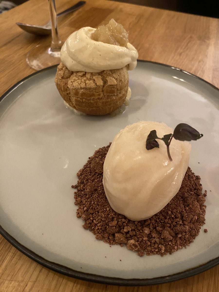 Dessert dressé à l'assiette au Jardin des Olives à Bruxelles