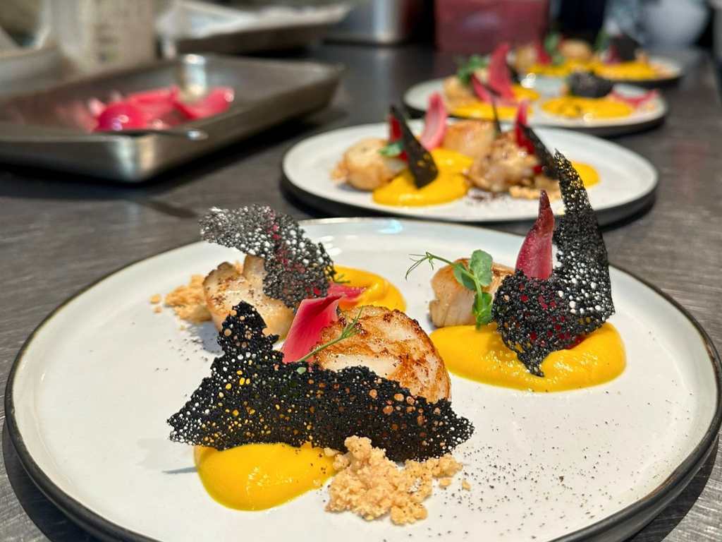 Assiette de langoustines et purée de carottes au Jardin des Olives