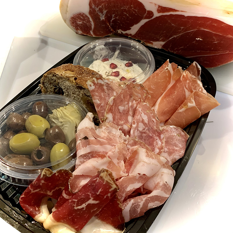 Planche de charcuteries, olives et fromages de l'épicerie fine du Jardin des Olives