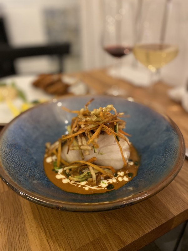 Filet de poisson poêlé servi au Jardin des Olives à Bruxelles