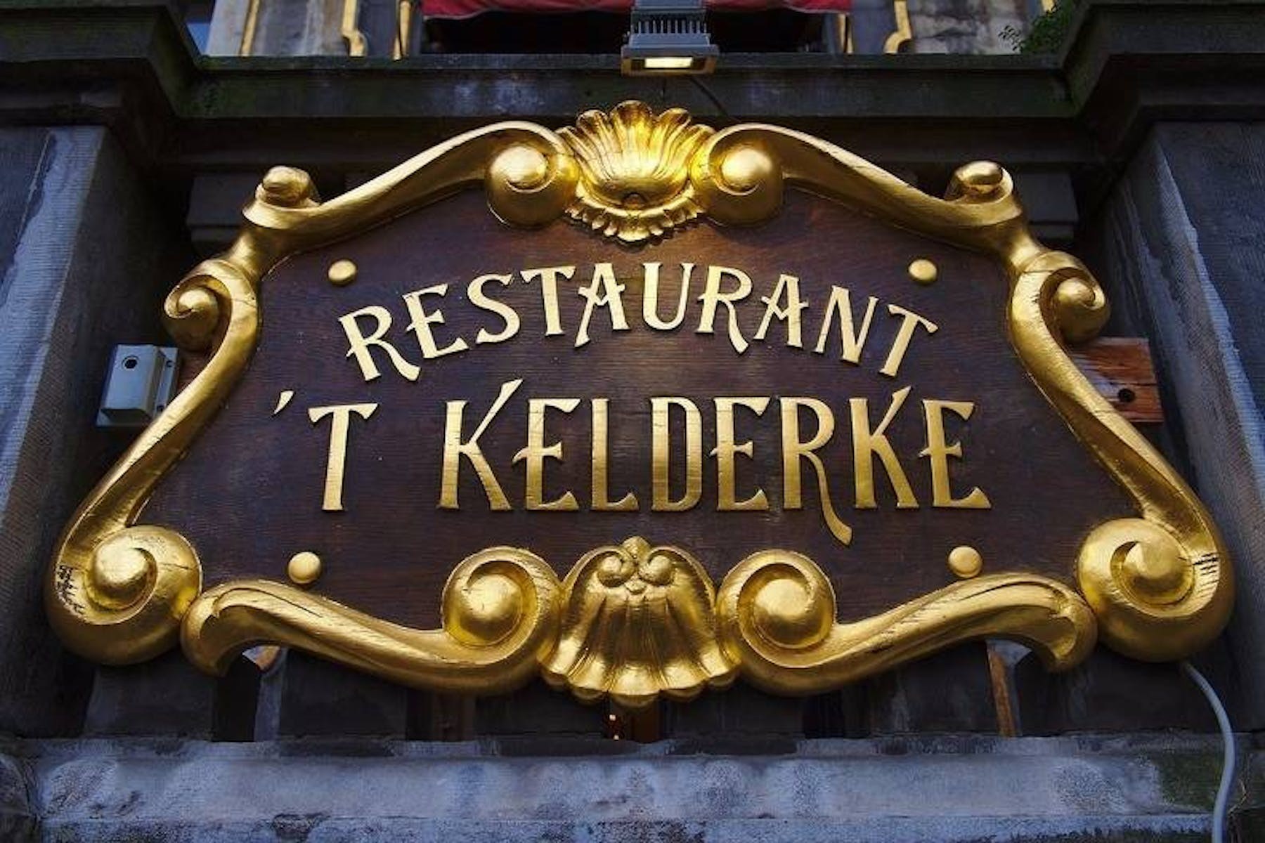 Détail de l'enseigne sculptée du restaurant 't Kelderke à Bruxelles