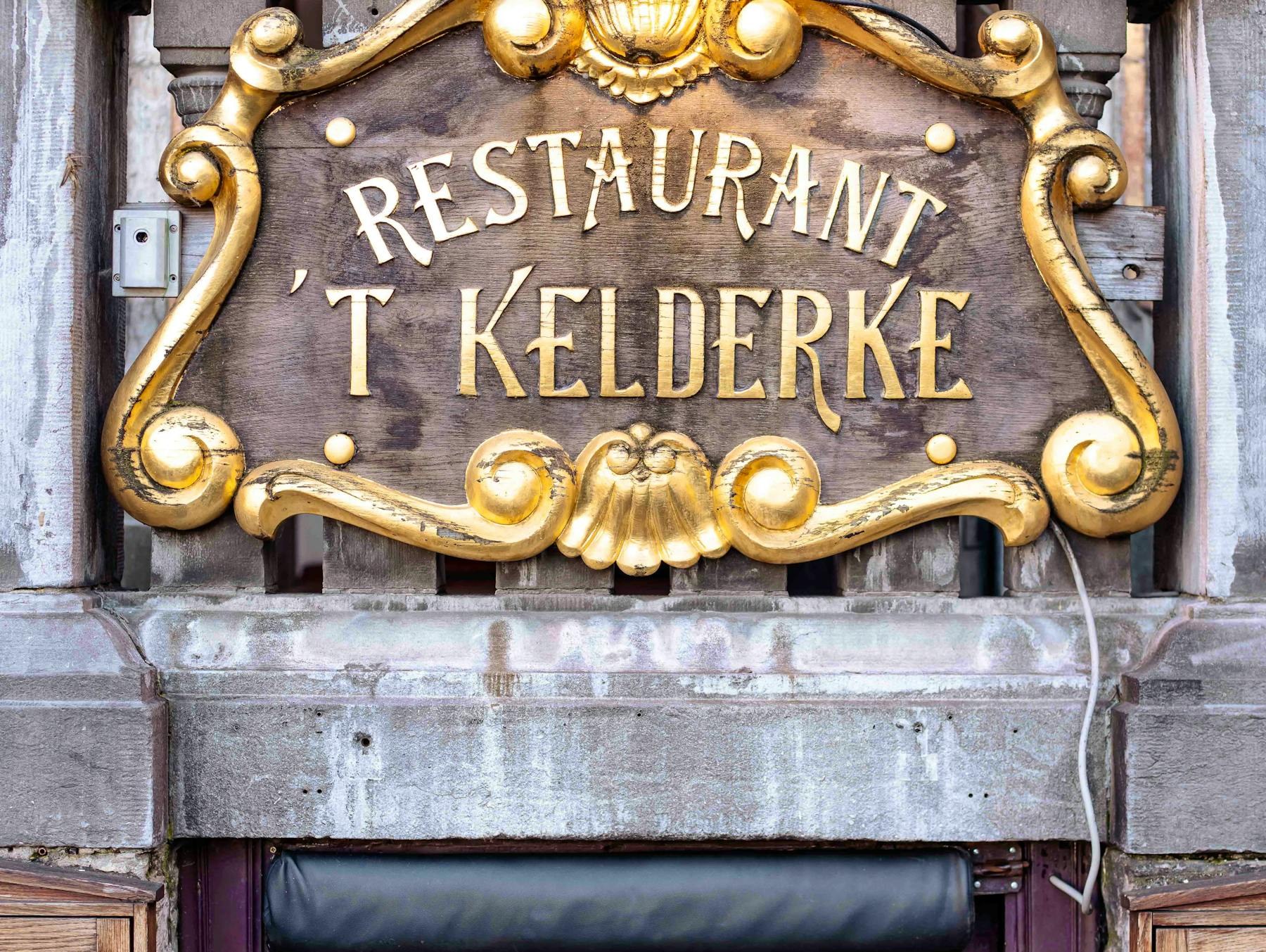 Enseigne dorée Restaurant 't Kelderke sur la Grand-Place de Bruxelles