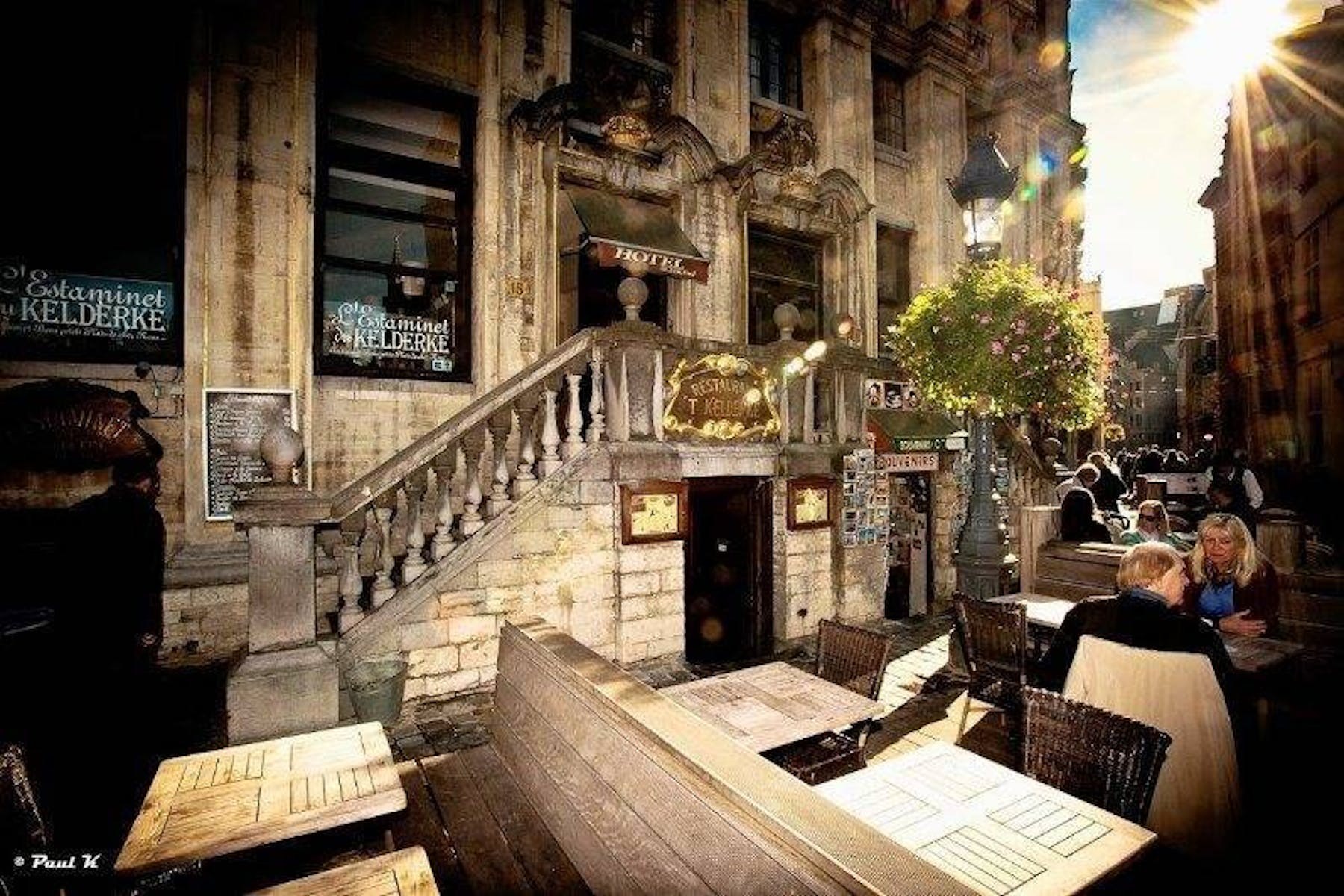 Escalier d'entrée du restaurant 't Kelderke, sous les arcades de la Grand-Place de Bruxelles