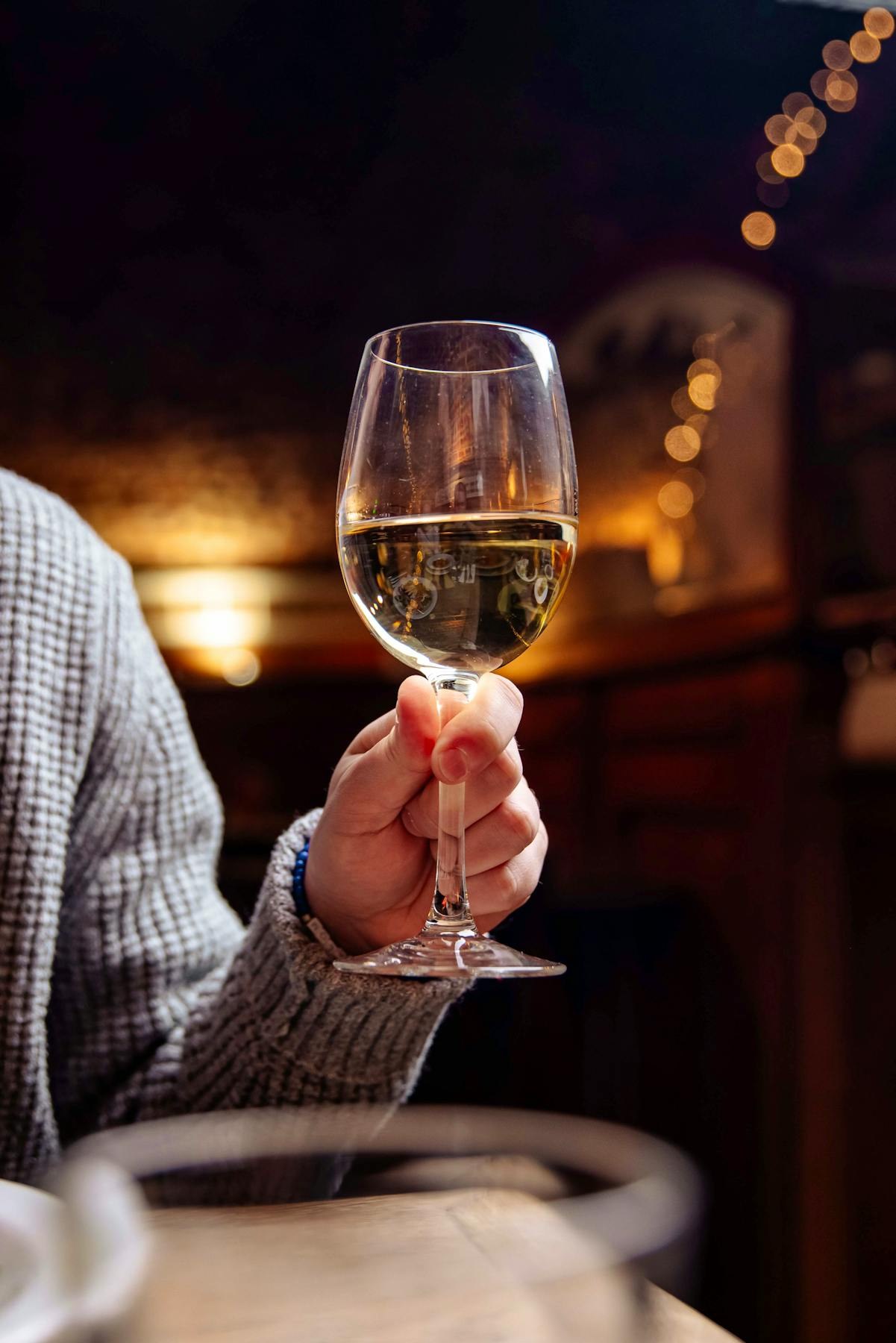 Verre de vin blanc servi sous les voûtes du restaurant 't Kelderke à Bruxelles