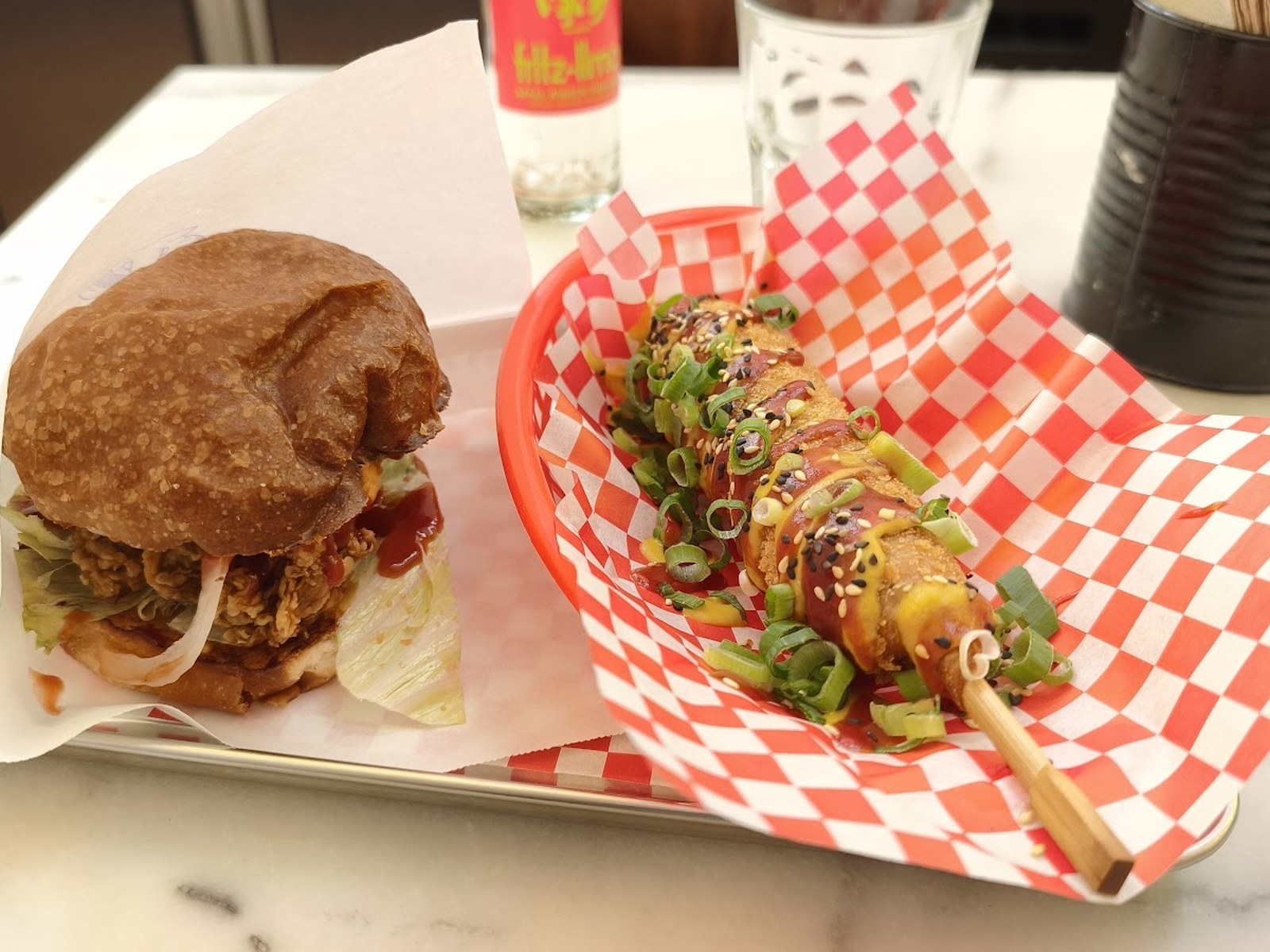 Burger végane et corn dog coréen servis chez Kitsune Burgers Bruxelles