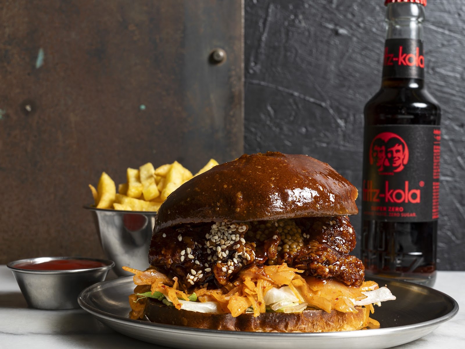 Burger Korean Fried Spicy et bière chez Kitsune Burgers, petite rue des Bouchers