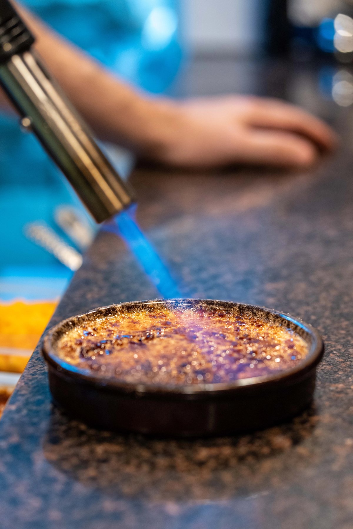Crème brûlée caramélisée au chalumeau à La Pierre Bleue