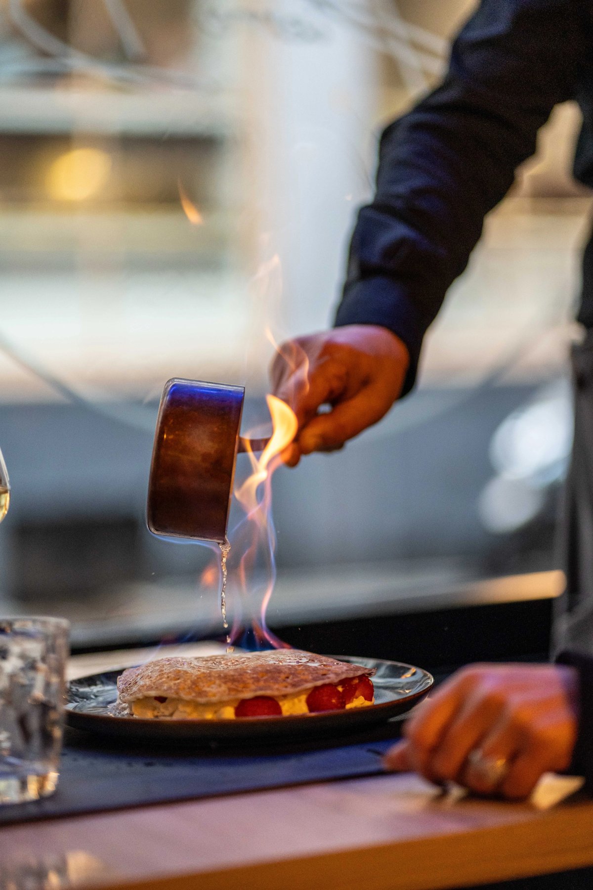 Dessert flambé devant le client en salle à La Pierre Bleue