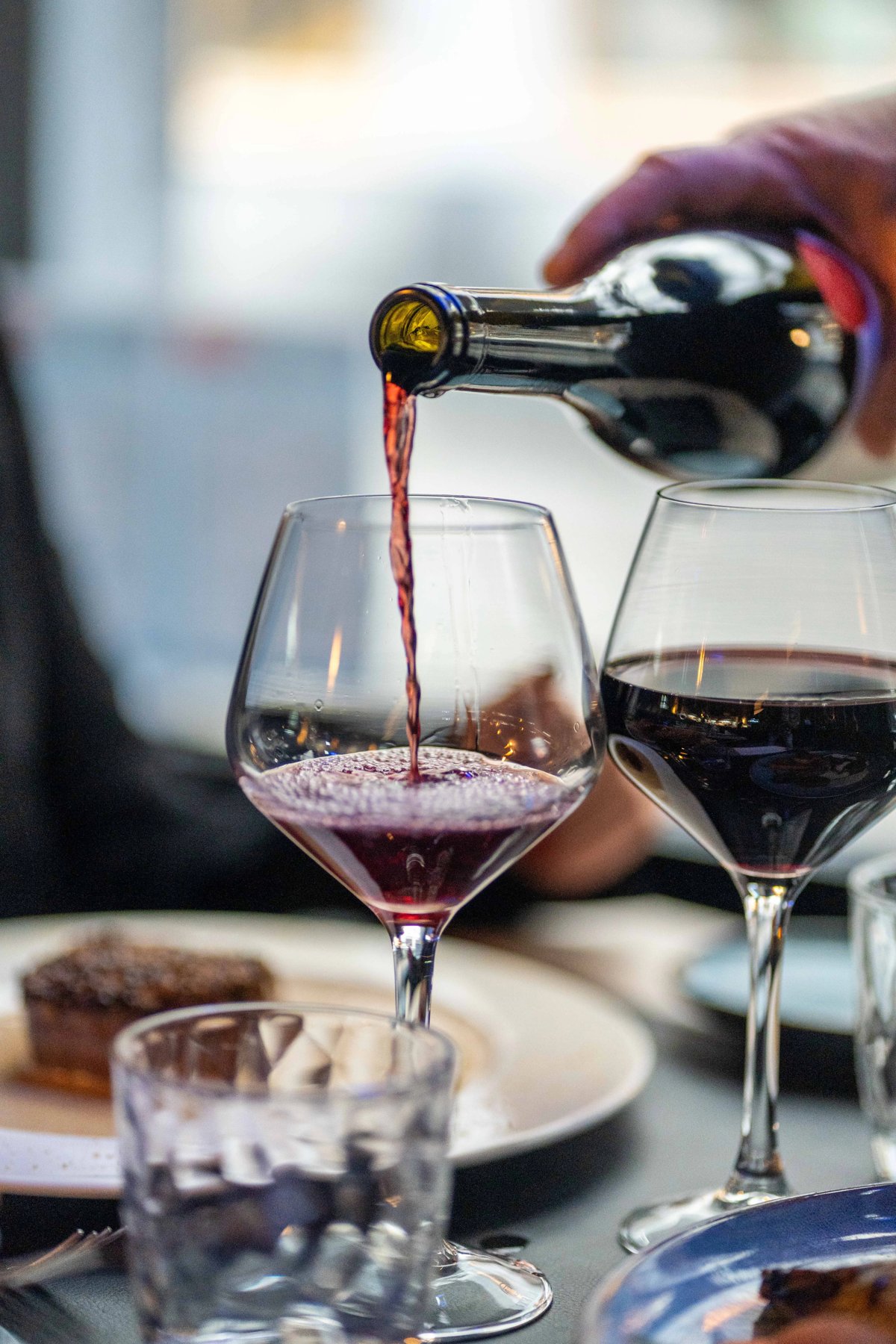 Service du vin rouge à table à La Pierre Bleue