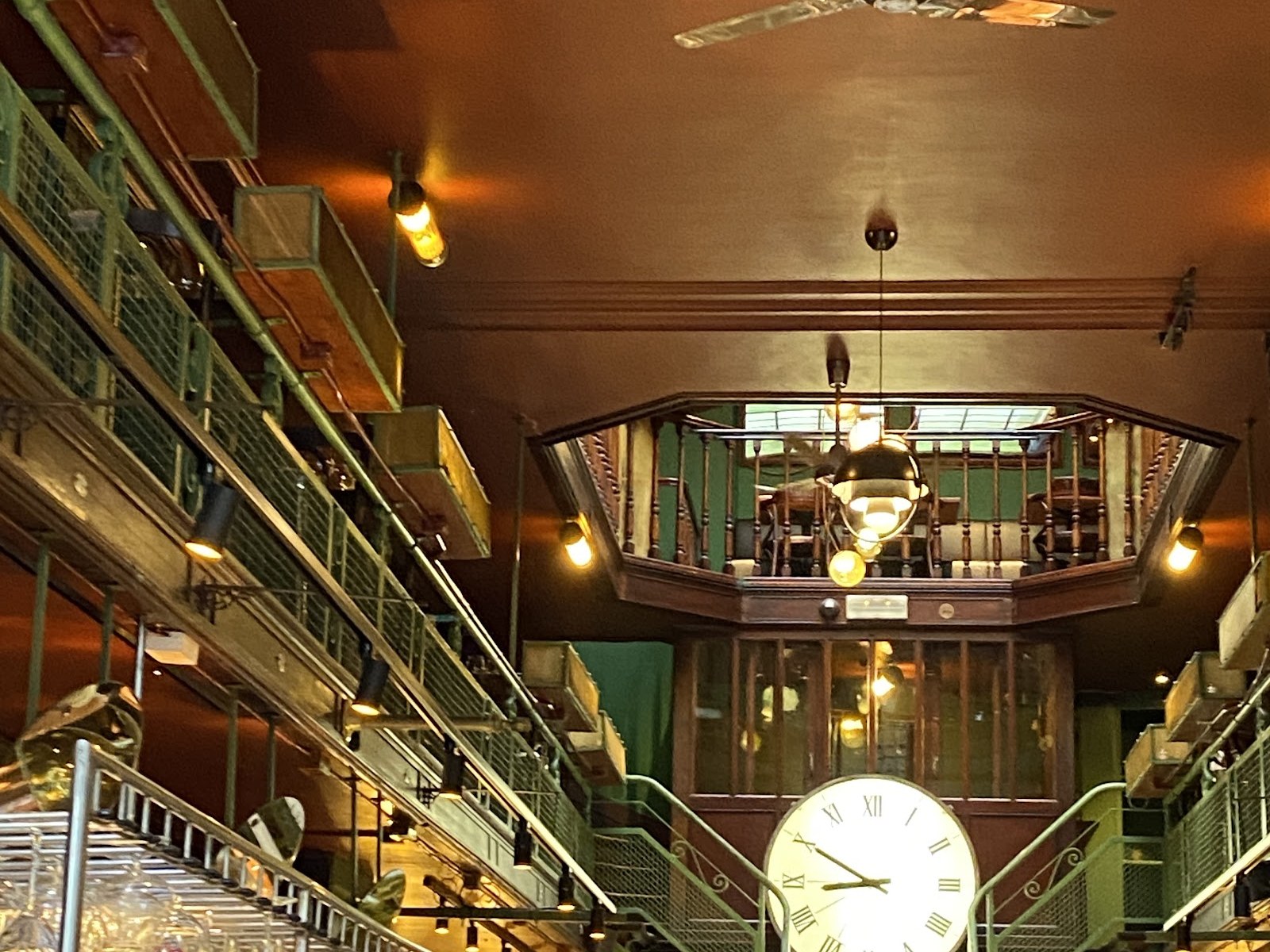 Mezzanine et grande horloge de la brasserie La Quincaillerie, rue du Page à Bruxelles