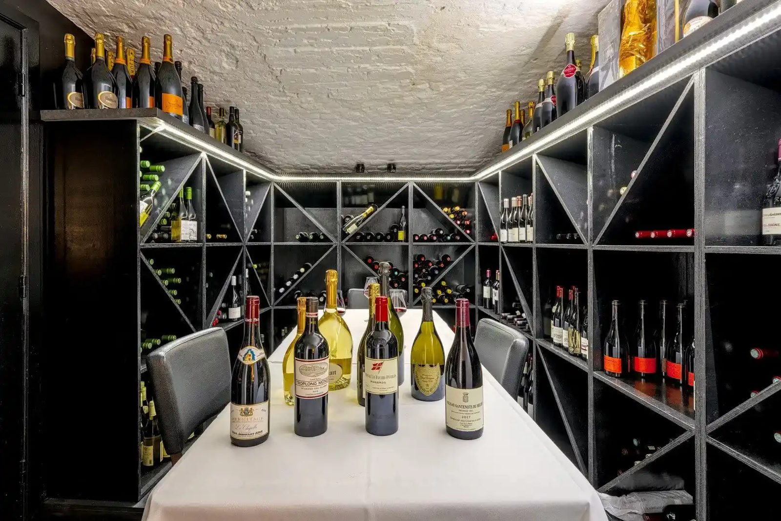 La cave à vins vitrée de La Table de Mus
