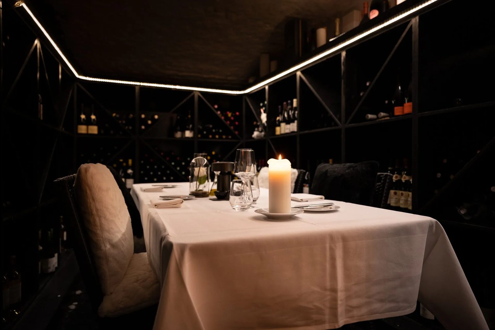 Table dressée à la bougie dans la cave de La Table de Mus