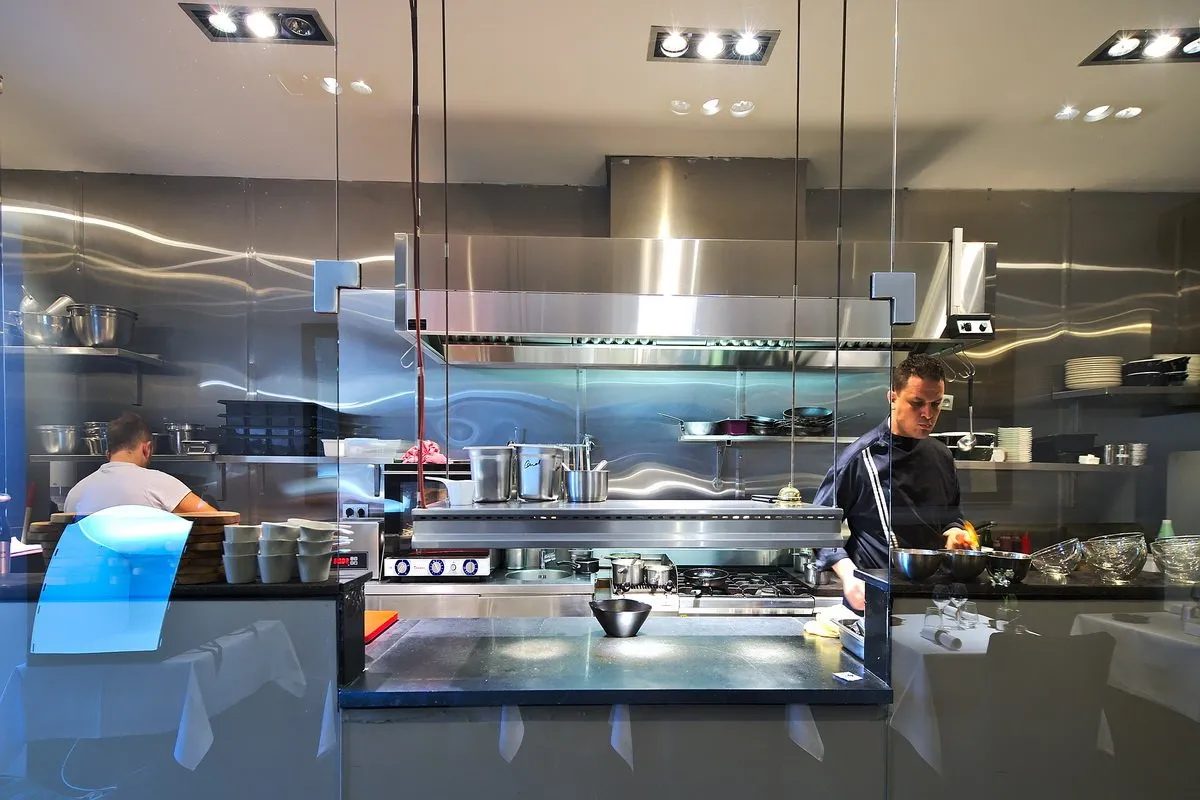 La cuisine ouverte de La Table de Mus vue depuis la salle