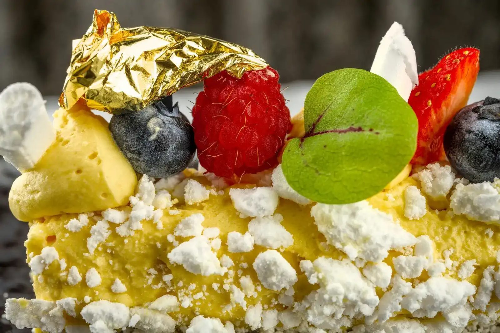 Dessert aux fruits rouges et feuille d'or à La Table de Mus