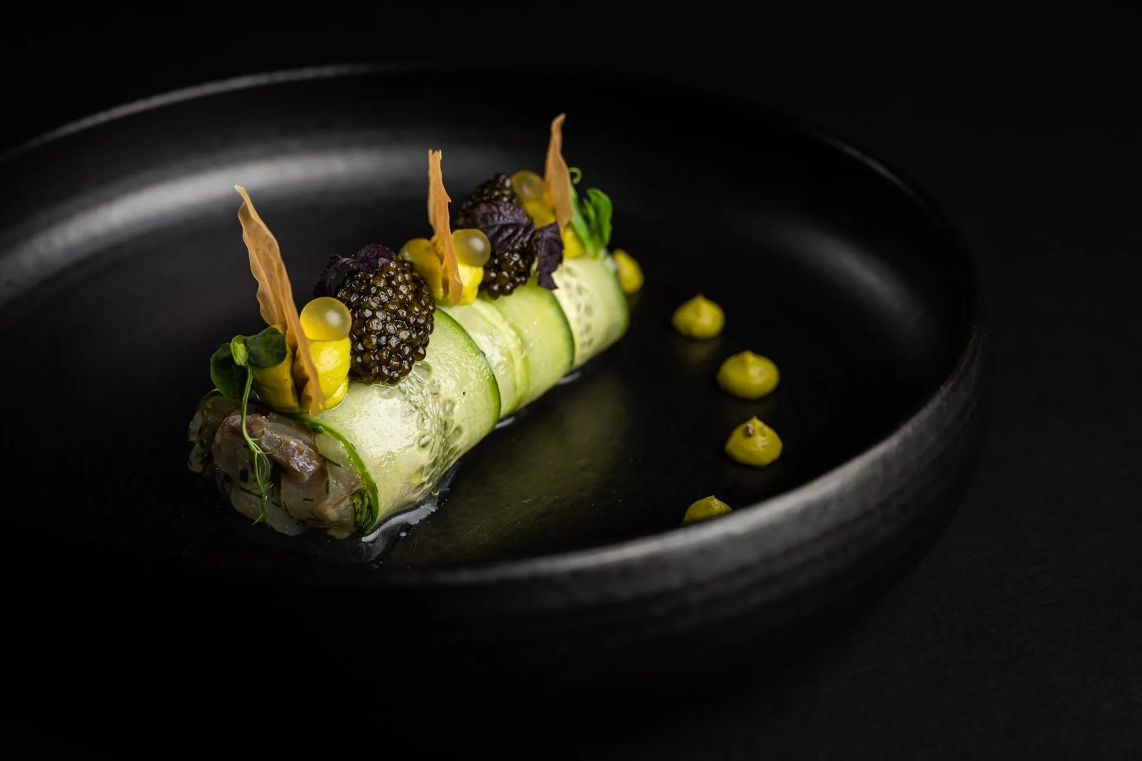 Entrée dressée à l'assiette avec caviar et légumes à La Table de Mus
